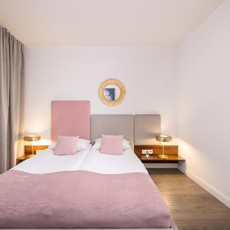 Blue And Green Apartment With Bright Pink Bedroom In Krakow By Noclegi Renters ภายนอก รูปภาพ