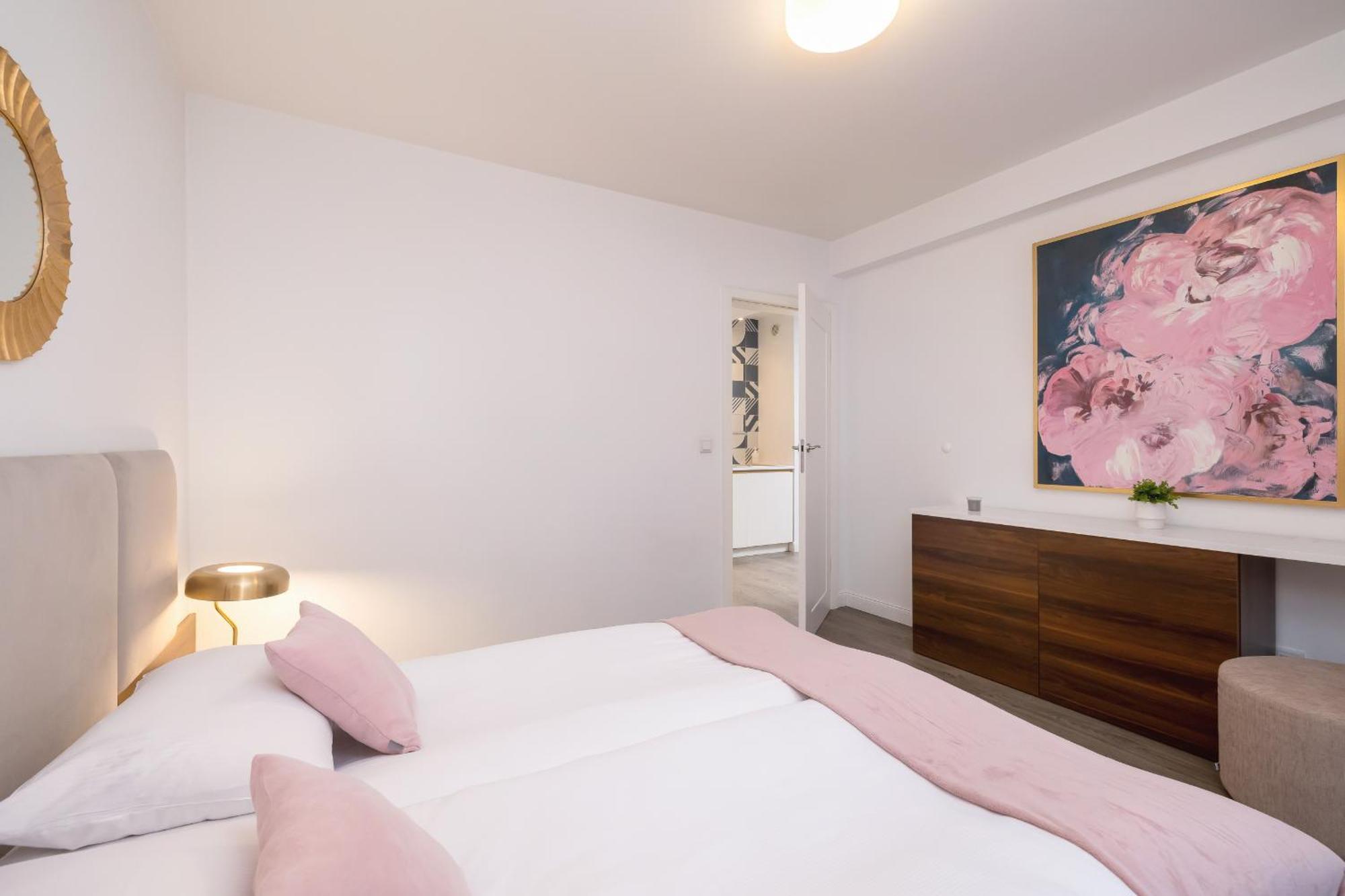 Blue And Green Apartment With Bright Pink Bedroom In Krakow By Noclegi Renters ภายนอก รูปภาพ