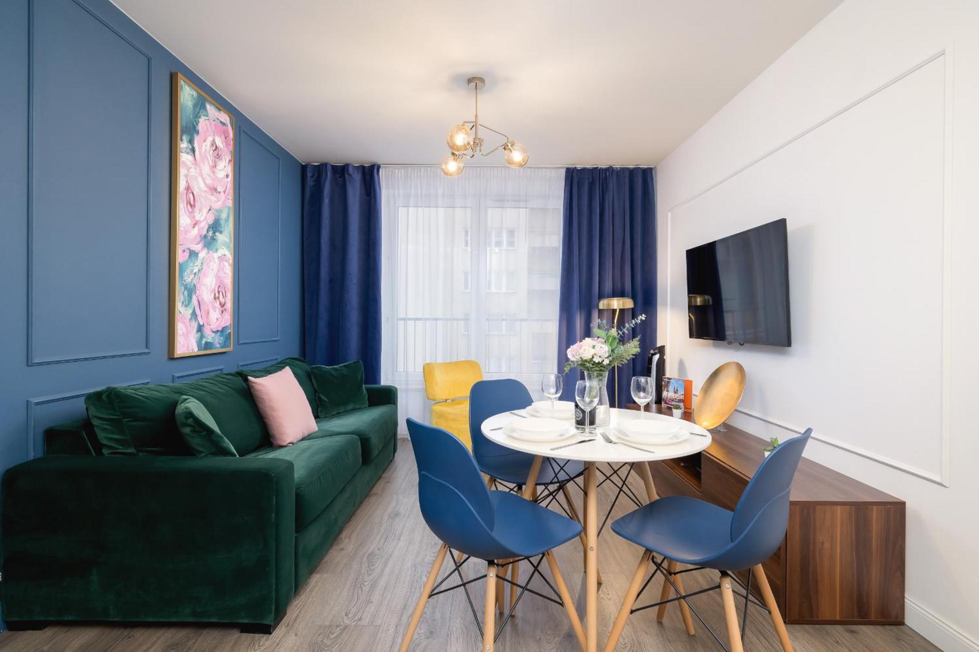 Blue And Green Apartment With Bright Pink Bedroom In Krakow By Noclegi Renters ภายนอก รูปภาพ