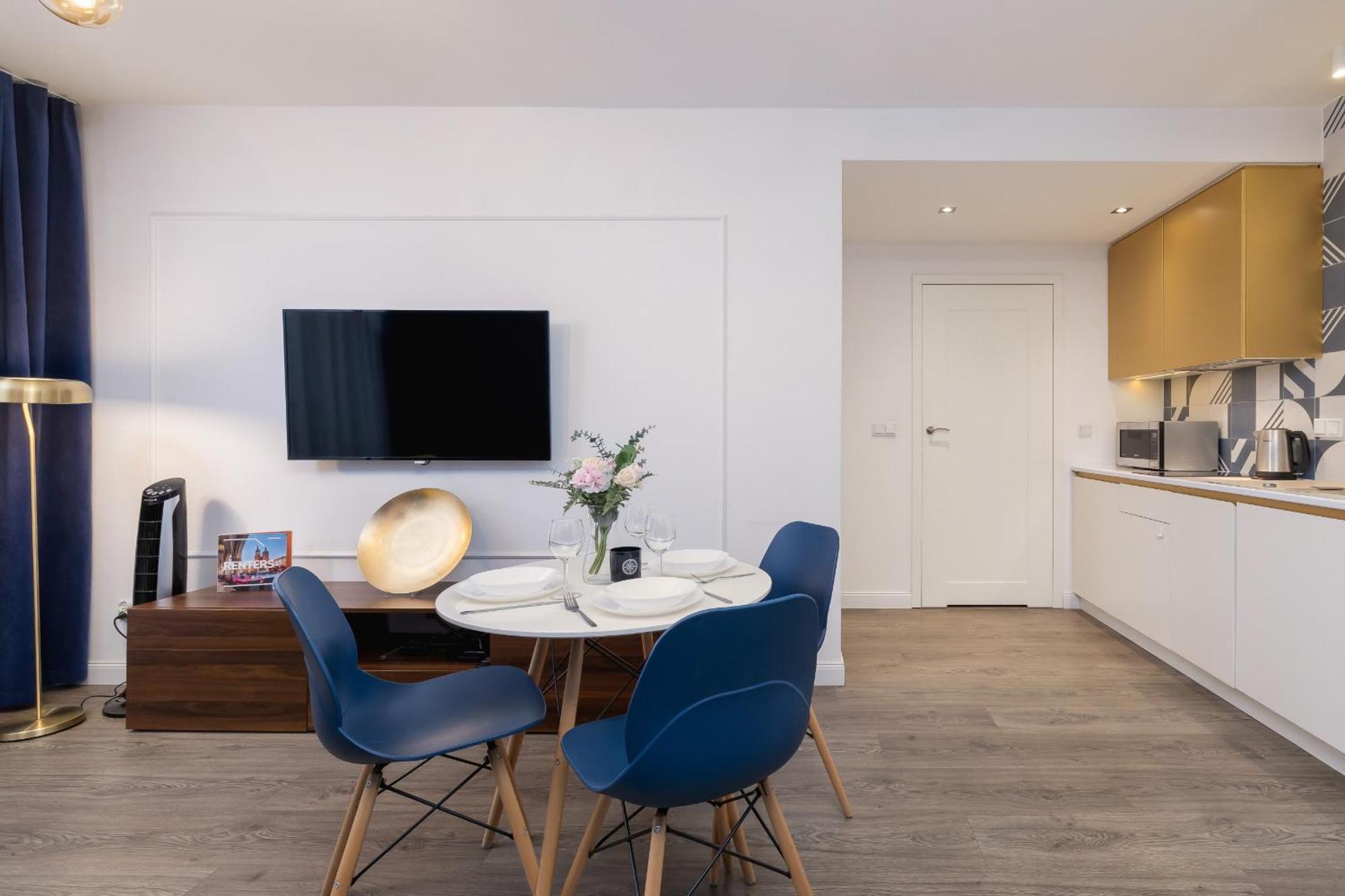 Blue And Green Apartment With Bright Pink Bedroom In Krakow By Noclegi Renters ภายนอก รูปภาพ